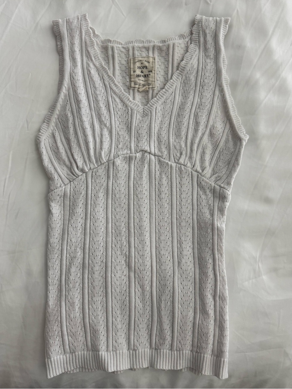 Hope & Henry White Knit Sleeveless Tank with Ribbed and Scalloped detail